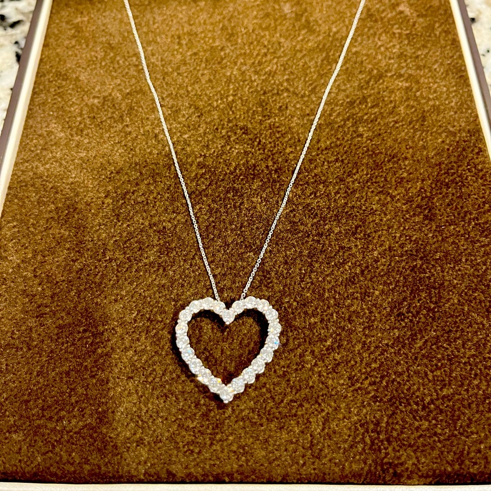 Jared 14k white gold pendant containing 22 lab created diamonds